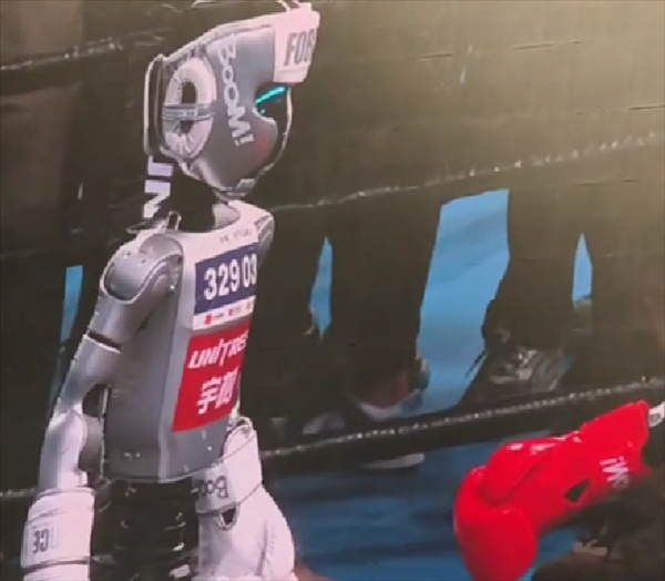 宏图优配 机器人运动会出现搞笑一幕：与冠军失之交臂 无奈躺地拒绝握手