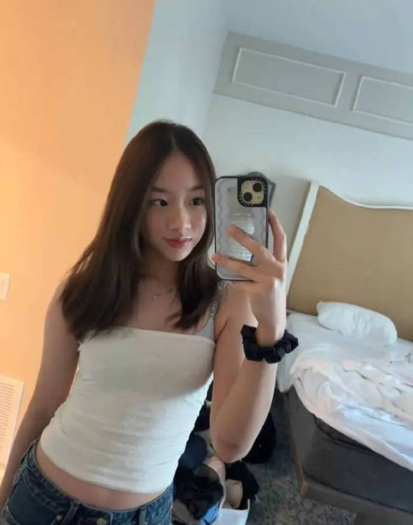 永华证券 14岁的NeiNei展示健身成果 穿搭随性充满健康美