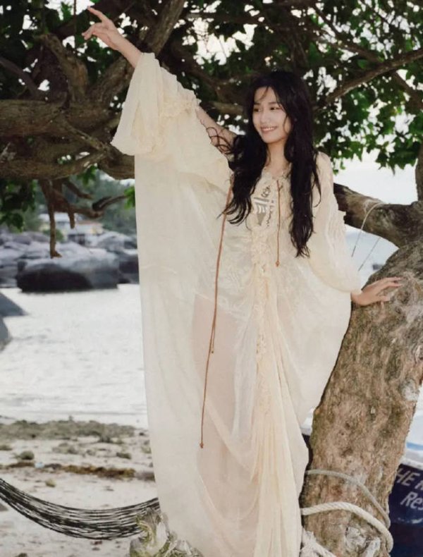 祥盛期权 卢昱晓穿白色长裙笑容甜美 妆容自然活泼俏皮